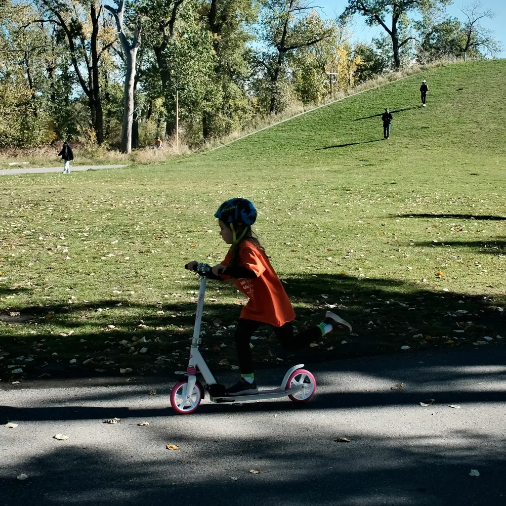 Enfant trottinette parc